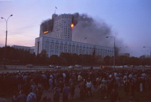 Пожар в верхних этажах Дома Советов после штурма здания правительственными войсками